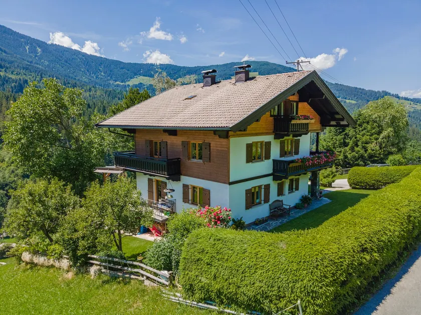 Sunny holiday home with open views - Image 1
