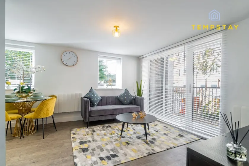 High Spec Apt- Central Locat- Parking By Tempstay - Image 1