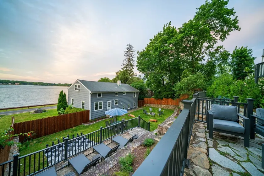 Waterview house walking distance from Cove Beach-5 mins to downtown-only 40 min to NYC - Image 1