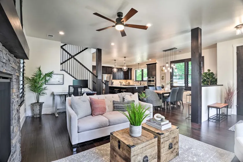 Chic Abode, Beautiful & Spacious, Walk to Old Town - Image 1