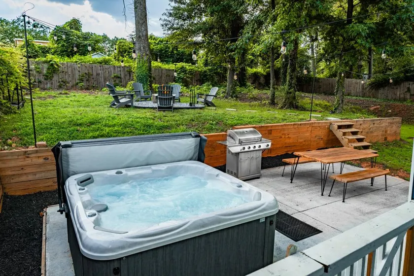 Large Modern Home Centrally located With Hot Tub - Image 1