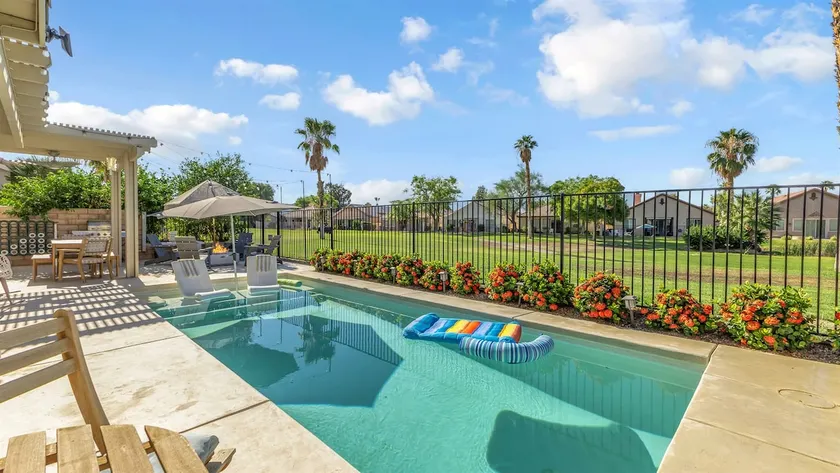 Splash Into Summer at Sundance Inn - Sleeps 10 - Image 1