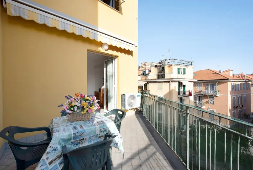 Ferienwohnung „Trilocale Mazzini mit 2 Balkonen“ nahe Meer mit Balkon - Image 1