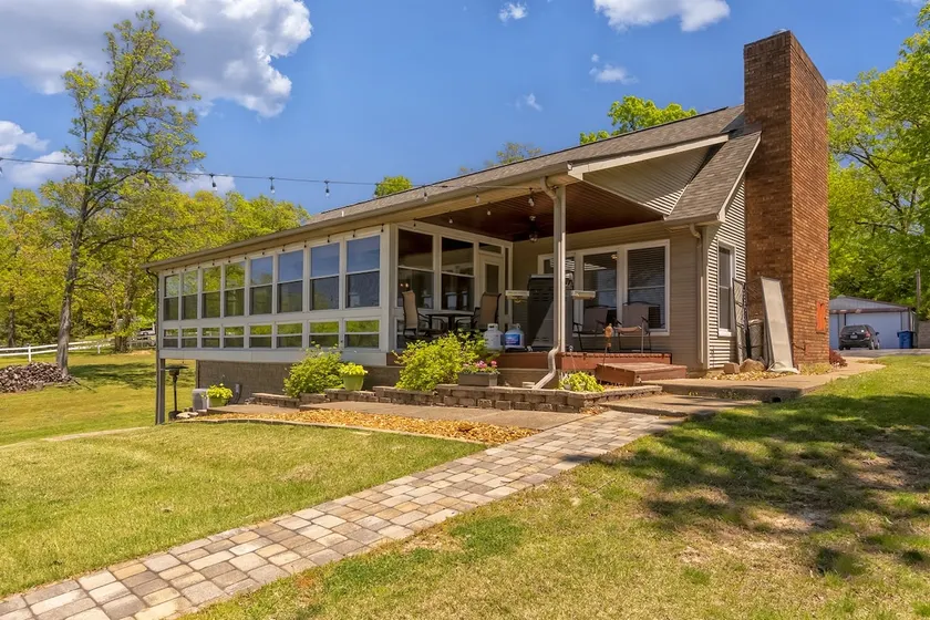 Lakefront 5BR · Dock, Kayaks, Hot Tub & Beach - Image 1