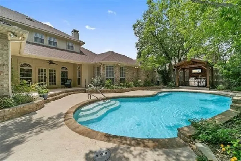 Amazing Luxury 5 Bedrooms Home with Private Pool - Image 1