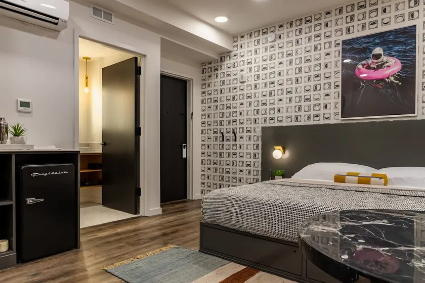 King Bed Suites at The Finnley Hotel - Image 1