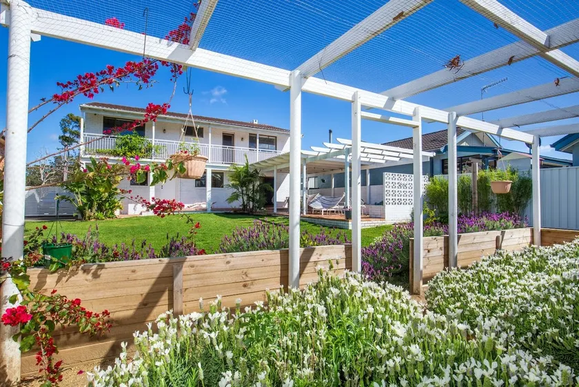 Whitewash I Pet Friendly I 5 Mins Walk to Beach - Image 1