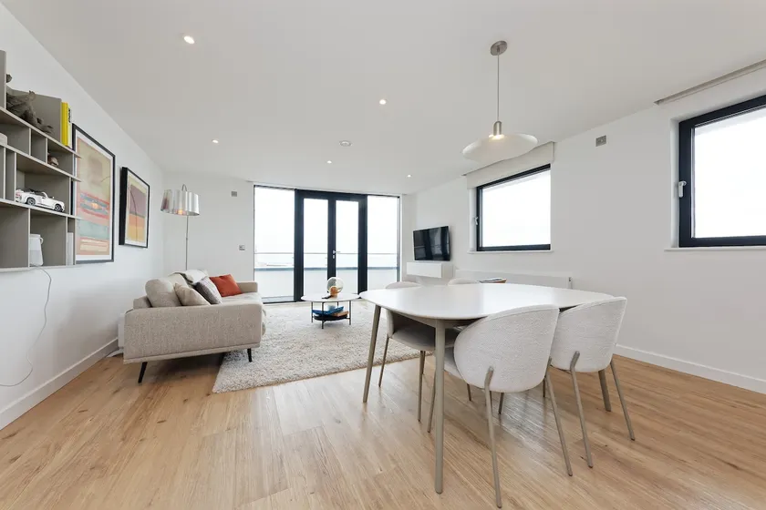 Gorgeous 2 Bed Apartment with Stunning Sea Views with Free Parking and Fast Internet - Image 1