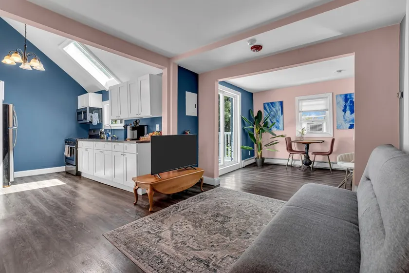 1 Bedroom Apt with Private Roof Deck Near Beach - Image 1