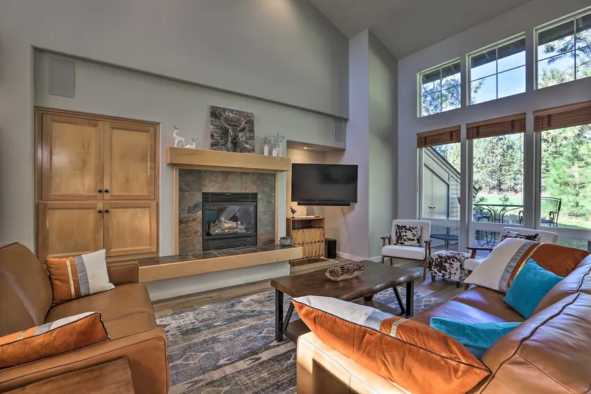 Bend Townhome w/ Golf Course Views & Private Deck! - Image 1