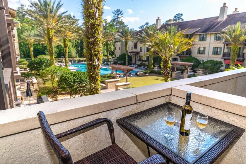 5208-L King Suite-kitchenette w/full size fridge-pool courtyard views-hot tub - Image 1