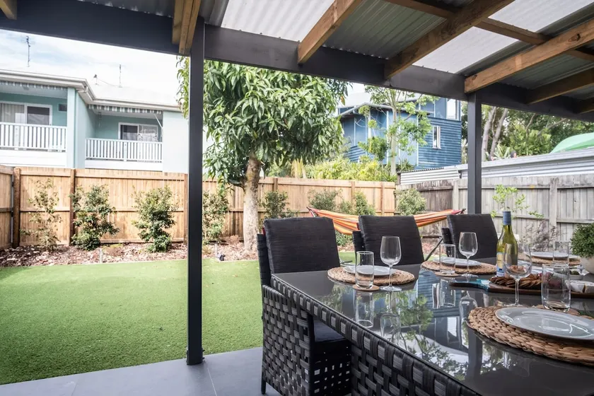 Modern Dog-Friendly Mudjimba Townhouse - Image 1
