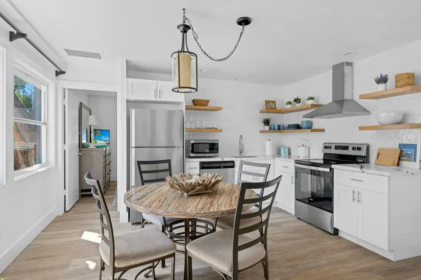 Historic PO Cottage Garden Suite Steps to Beach - Casual Lux Décor - Jensen's \"On the Gulf\" 6 - Image 1