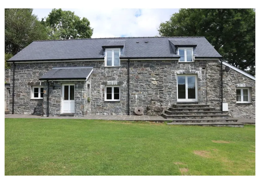 Stunning Barn Conversion with HOT TUB and ALPACAS - Ty Cerrig Barn - Image 1