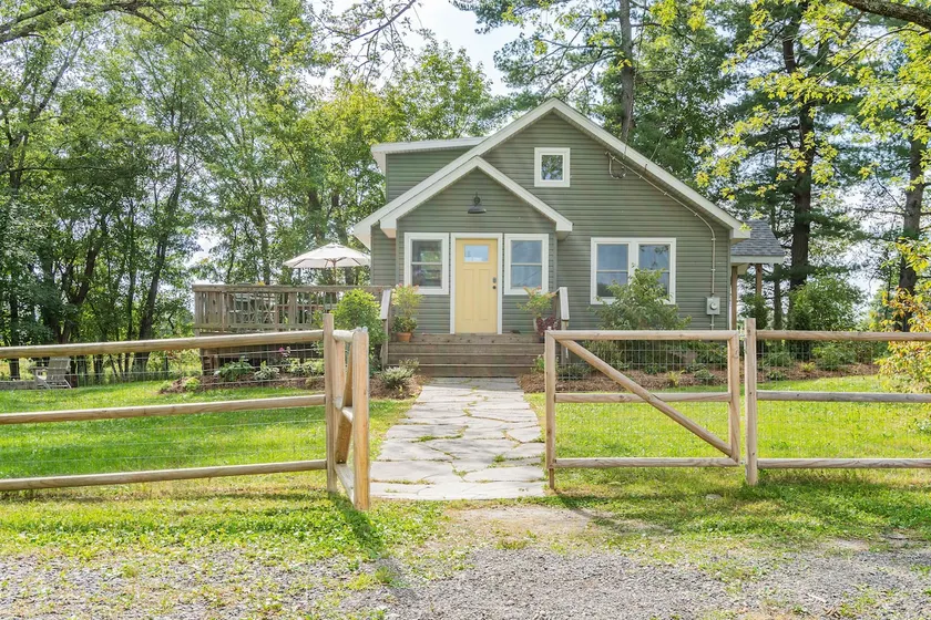 Cozy cottage with firepit and walking trails - Image 1