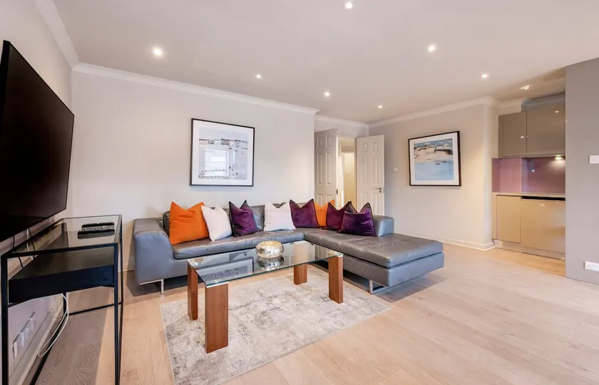 Stunning 3-bedroom in the heart of London with parking - Image 1