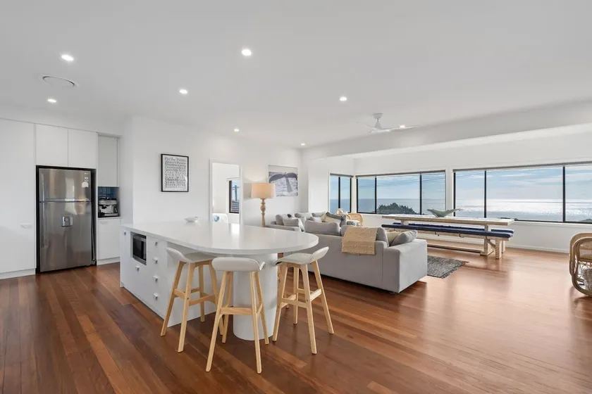 Noahs 46 Cliff Road - Image 1