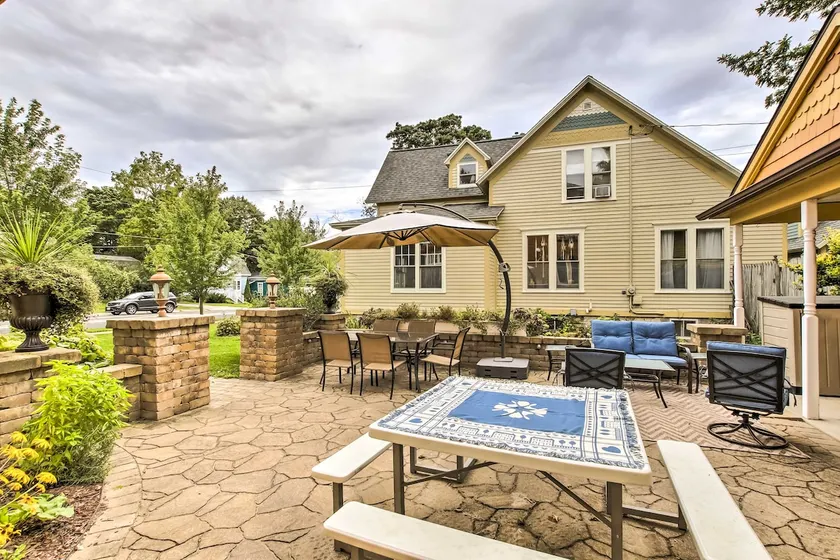 Free WiFi Home w/ Balcony & Yard in Surgeon Bay - Image 1