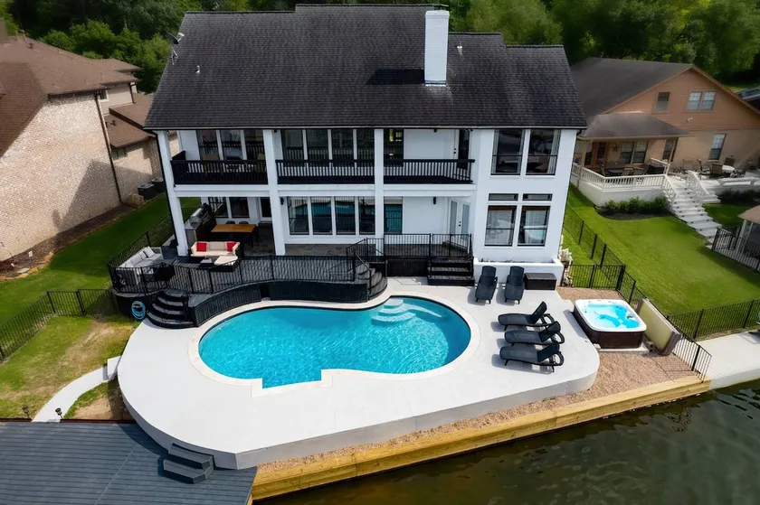 The Waterfront Villa - Image 1