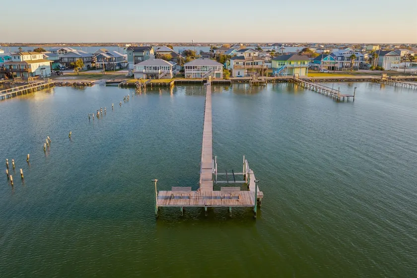 Waterfront 3BR/3BA on Copano Bay w/ Private Fishing Pier - Image 1