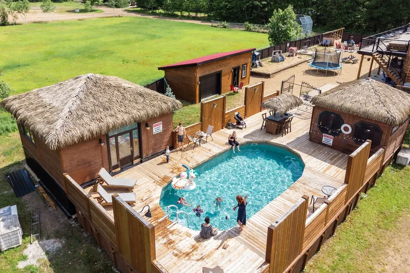 Private resort for group | hottub, pool, games - Image 1