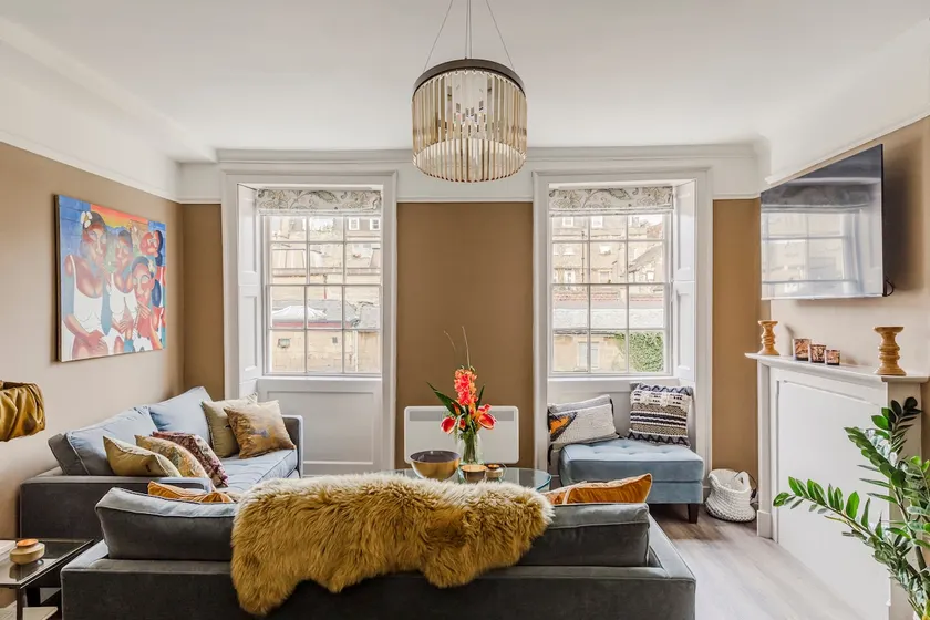 Impeccable 4-Bed Apartment in Bath - Image 1