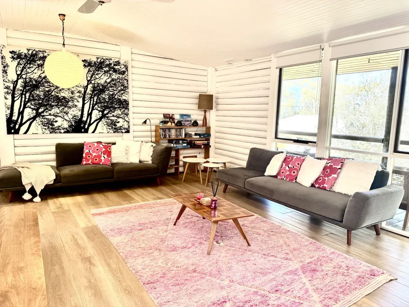 Lorne Groovy Ocean View Log House, Pet Friendly, FREE WIFI wine & chocolates kangaroos in the evening - Image 1