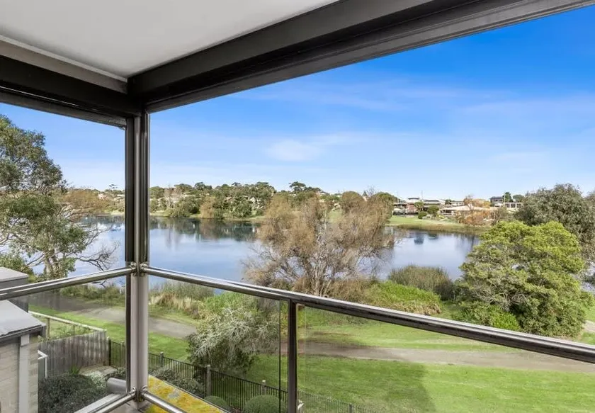 Riviera Lakeside with uninterrupted Water Views - Image 1