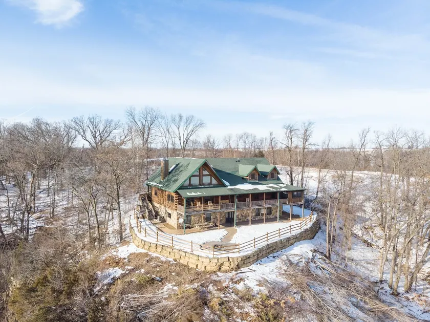 Wisconsin Luxury Log Mansion | Sleeps 15 - Image 1