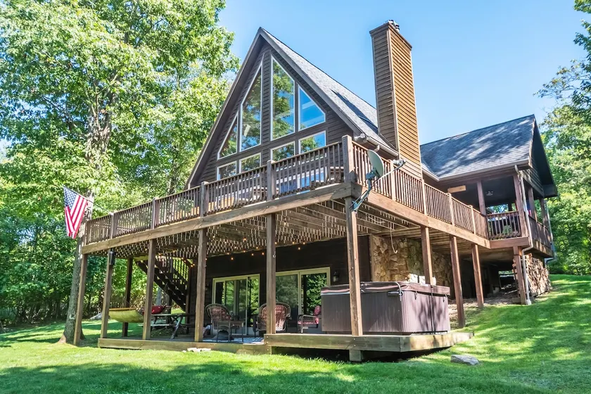 Lucky 12 | Centrally Located, Lake Access, Hot Tub - Image 1