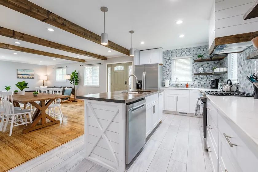 Stunning Three Bedroom Lake Escape - Image 1