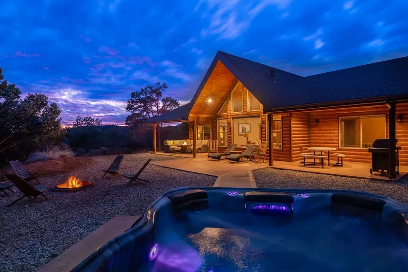 Skyfall Cabin. Stunning views, Hot Tub, minutes from Zion - Image 1