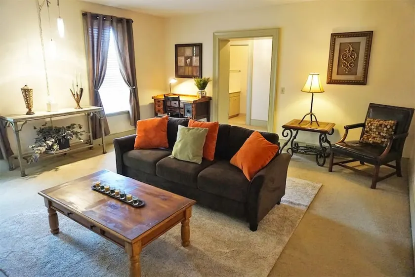Roscoe Retreat in Heart of Historic Roscoe Village - Image 1