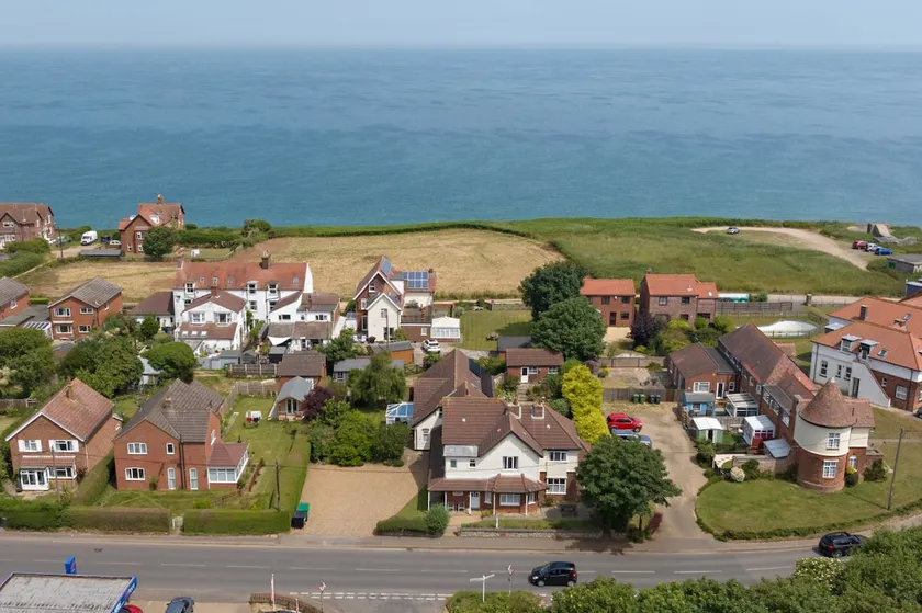 Overcliff Lodge, Mundesley sea view, sleeps 22 - Image 1