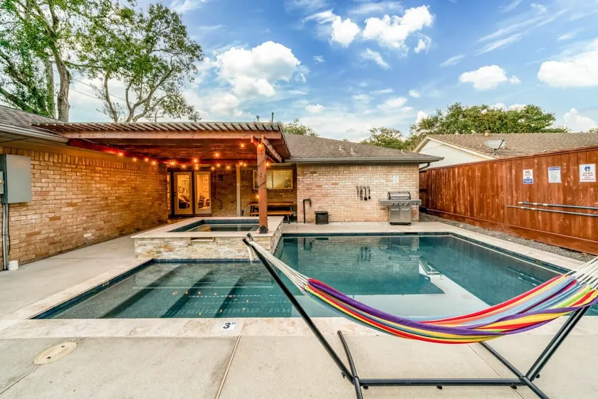 Gorgeous and Cozy Houston home w/ a private Pool - Image 1