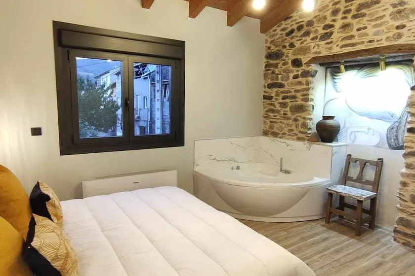 Beautiful 2 Bedroom Apartment with Hydromassage Bathtub - Image 1