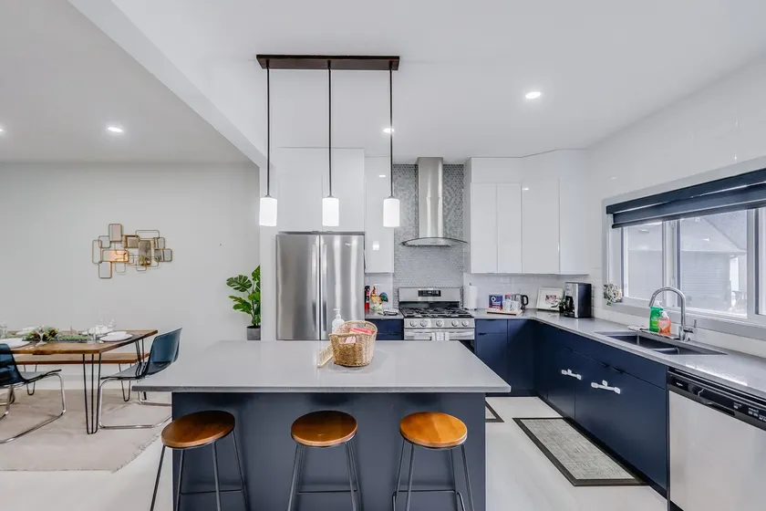 Graydon - Bright, Modern Home w/ King Sized Bed - Image 1
