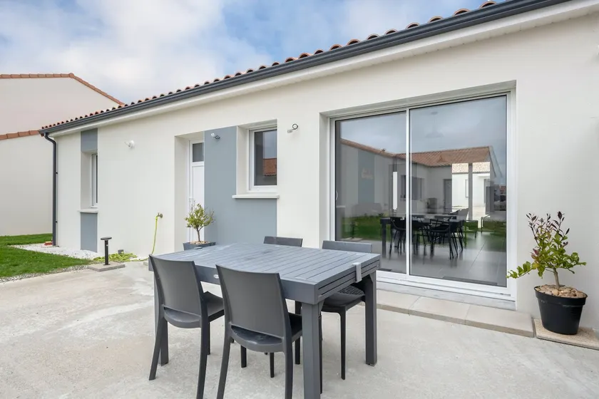 House with garden, sleeps 6 adults, 1 child - Image 1