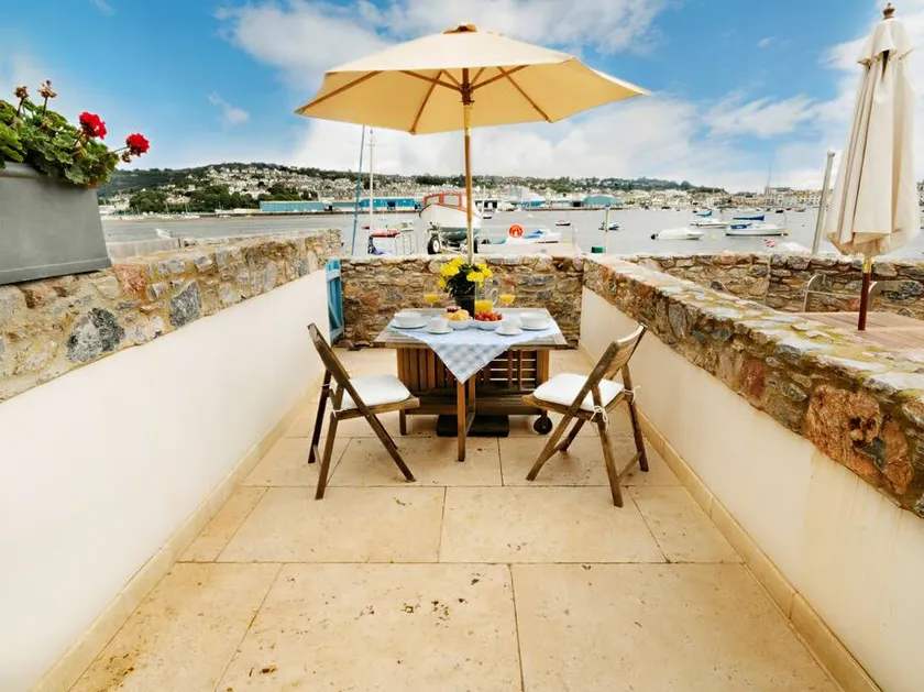 Beach Hut 5 - Image 1