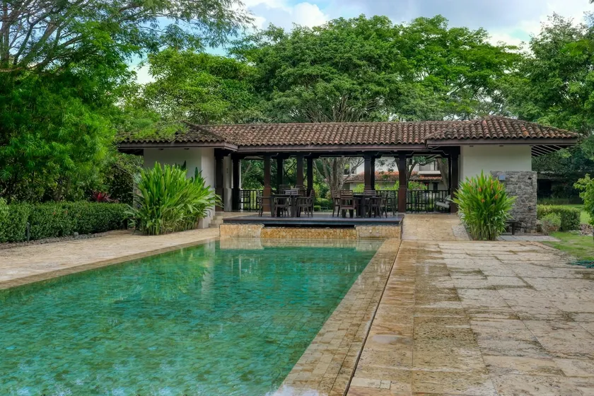 Pinilla, Quiet & Spacious 3BR home, shared zero edge lap pool - Image 1