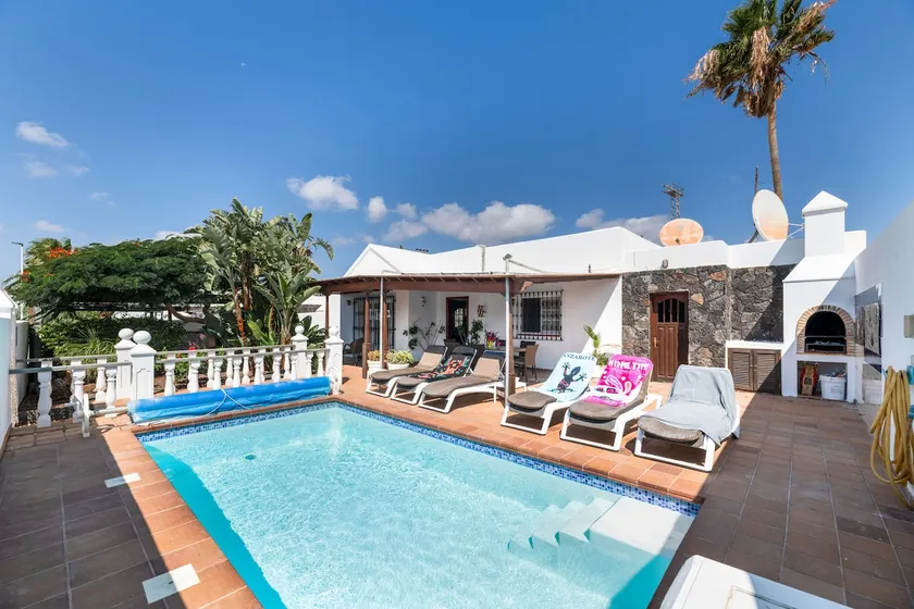 Villa 'Casa Colleen' com Piscina Aquecida, Terraço, Jardim, Wi-Fi e AC - Image 1
