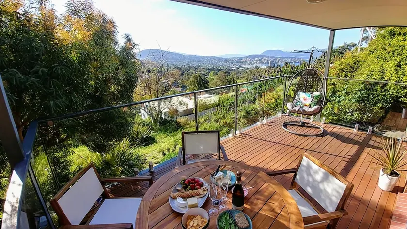 The View 2 bed unit with stunning Hobart outlook - Image 1