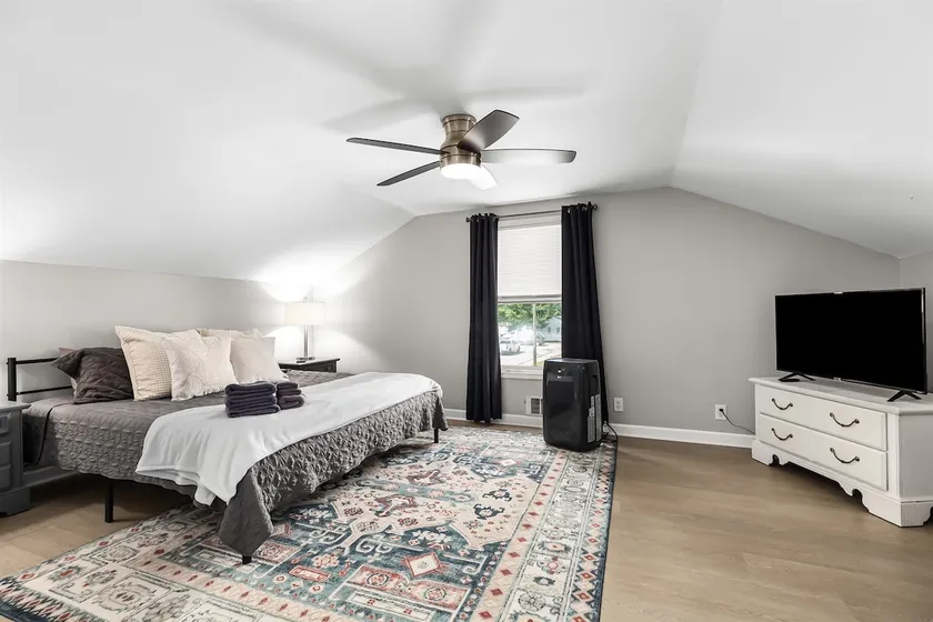 Great Location! 2BR - King Bed - Private Laundry - Image 1