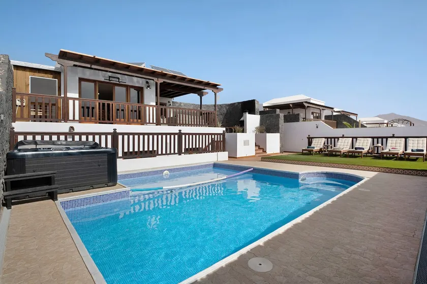 Villa Peaky mit Blick auf das Meer und die Berge, Pool und Sauna - Image 1
