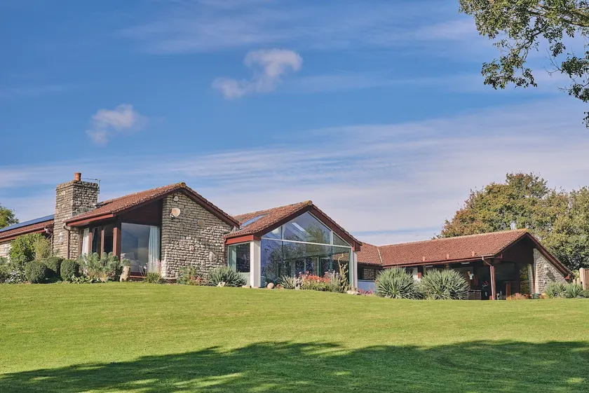 Amazing views with hot tub and games room - Image 1