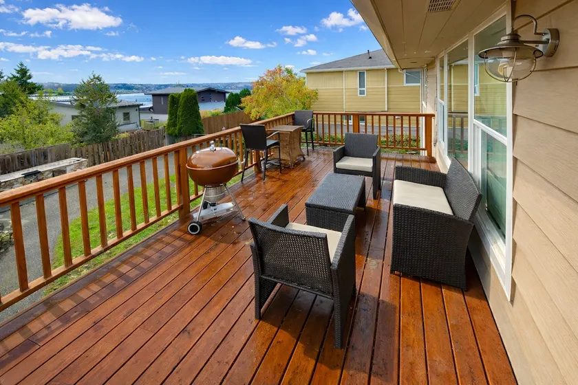 Pet-Friendly Lake Washington Views | Lake Forest - Image 1