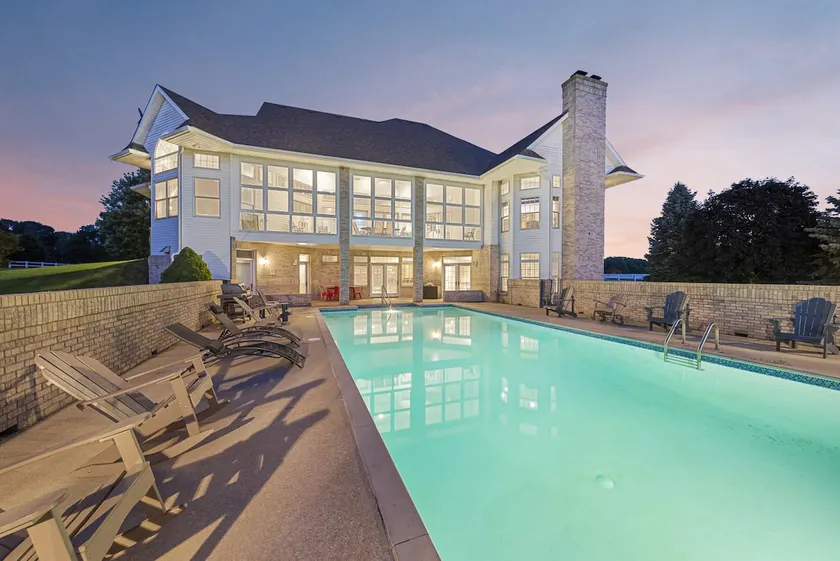 HUGE Crystal Lake 7 Acre Ranch w/Pool & Hot Tub - Image 1