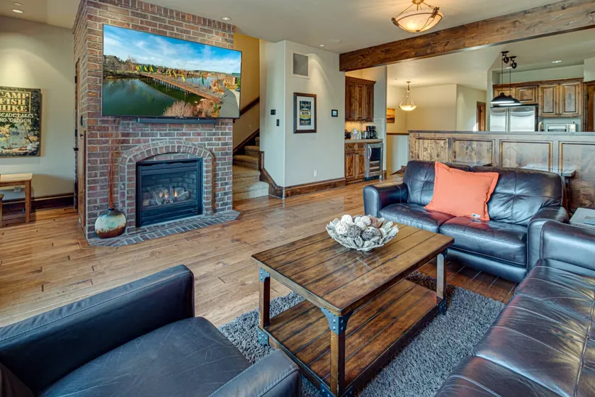 Old Mill Townhome Steps from River and Trails, Shops, Restaurants, Fireplace, A/C, Dog Friendly. - Image 1