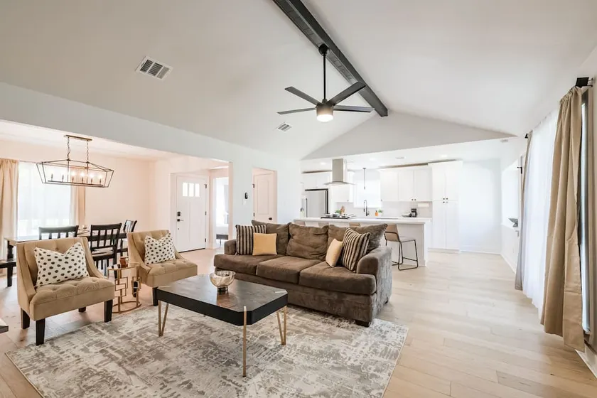 Rena | Home | Sleeps 8 | Yard | King Ensuite - Image 1