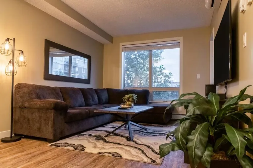 Executive 1B1B Quiet Concrete Condo, AC,Gym,BBQ - Image 1